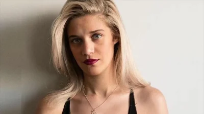 Τζένη Θεωνά: «Αυτή την στιγμή στην Ουκρανία χτυπιέται ο γιος μου και η κόρη σου»