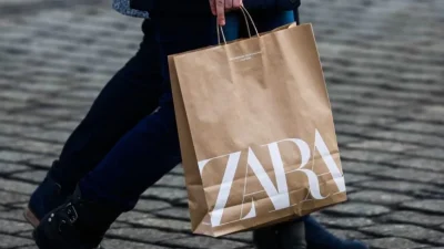 Στα Zara το κοντό μαύρο φόρεμα σε τιμή ευκαιρίας - Κοστίζει μόνο 5,99 ευρώ
