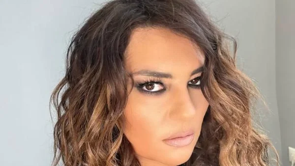 Με ίδιο σπαστό μαλλί, ποζάρουν αγκαλιά - Αυτή είναι η μητέρα της Κατερίνας Ζαρίφη