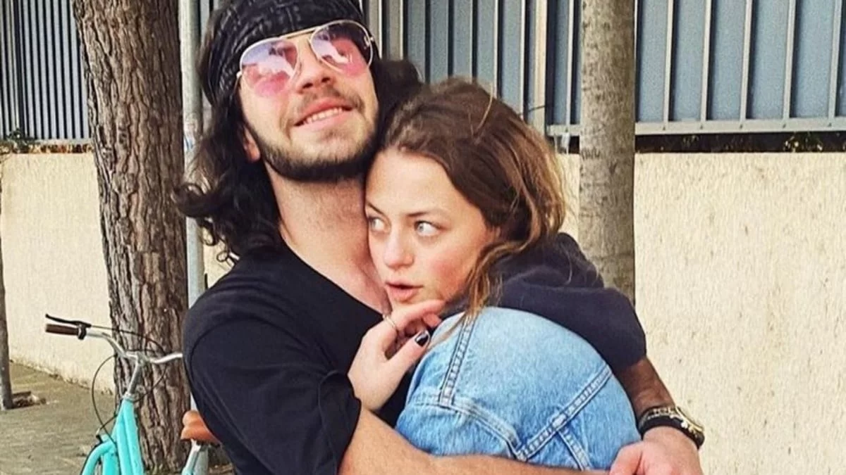 Με λεοπάρ μαγιό - "Σούσουρο" με την φωτογραφία της συντρόφου του Άγγελου Λάτσιου, Γαία Μερκούρη