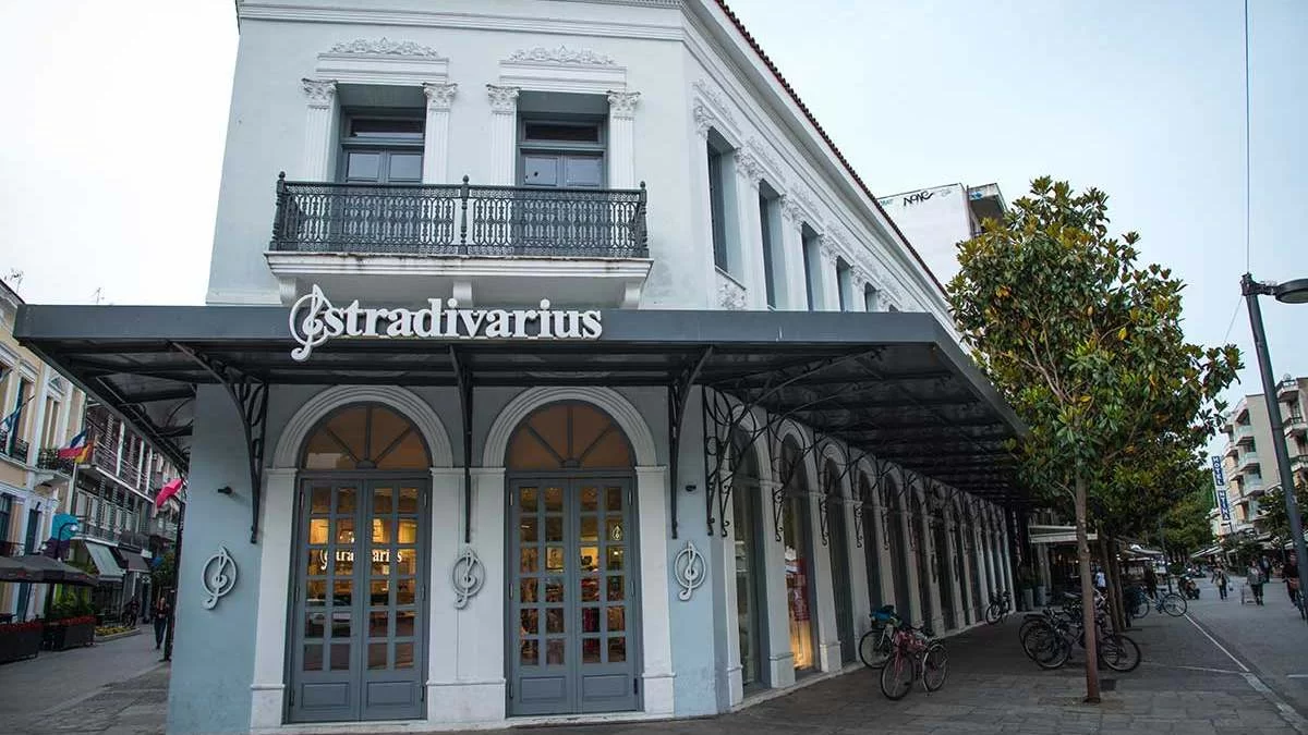 Θα φαίνεσαι πιο σικ από ποτέ με το τοπ κορσέ από τα Stradivarius - Βγαίνει σε πέντε χρώματα