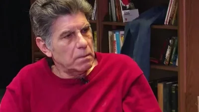 Γιάννης Μπέζος: «Όταν έχασα τους γονείς μου ήταν οι πιο δύσκολες μέρες που έπαιξα θέατρο»