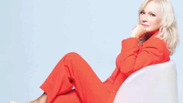 Φως στο τούνελ: 6 φορές που η Αγγελική Νικολούλη έχει επιλέξει να φορέσει κόκκινο δείχνοντας τον δολοφόνο