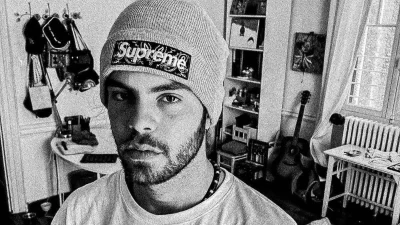 Με μάσκα και κουκούλα σε πολυτελές αμάξι - «Σούσουρο» με τη νέα φωτογραφία του Άγγελου Λάτσιου