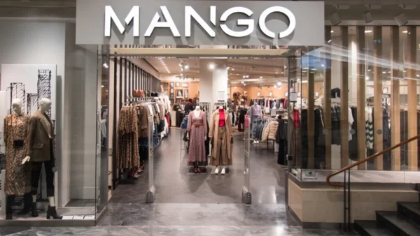 Κοστίζει μόνο 19,99€ το crop παντελόνι καμπάνα από τα Mango - Βγαίνει σε έξι χρώματα