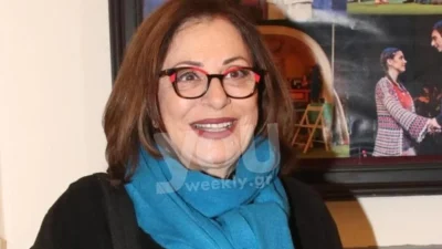 Με ανδρικά μαλλιά και κούκλα - Η Χάρις Αλεξίου σε ηλικία 16 ετών