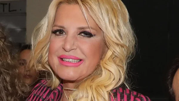 Με μίνι φόρεμα γεμάτο πούπουλα και ροζ μπότες - Η νέα φωτογραφία της Μαρίνας Πατούλη έφερε χάος