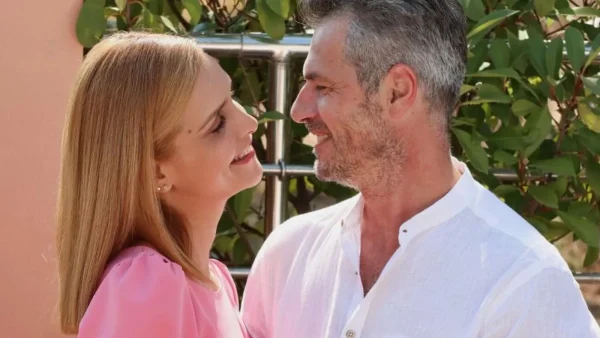 Άσε μας ρε Μαμά: Η Έλλη ανακοινώνει στον Δημήτρη πως θα ψάξει τους βιολογικούς της γονείς