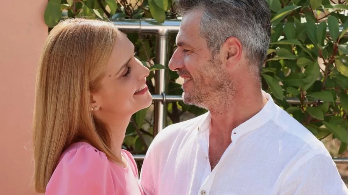 Άσε μας ρε Μαμά: Η Έλλη ανακοινώνει στον Δημήτρη πως θα ψάξει τους βιολογικούς της γονείς
