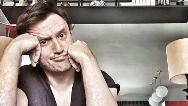 Με εσωτερική σκάλα και θέα πιάτο όλη την Αθήνα - Το καλλιτεχνικό σπίτι του Αργύρη Αγγέλου στην Κυψέλη