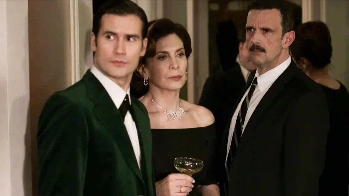 Άγριες Μέλισσες: Ο απρόσκλητος επισκέπτης στο πάρτυ των Σεβαστών αλλάζει τα δεδομένα