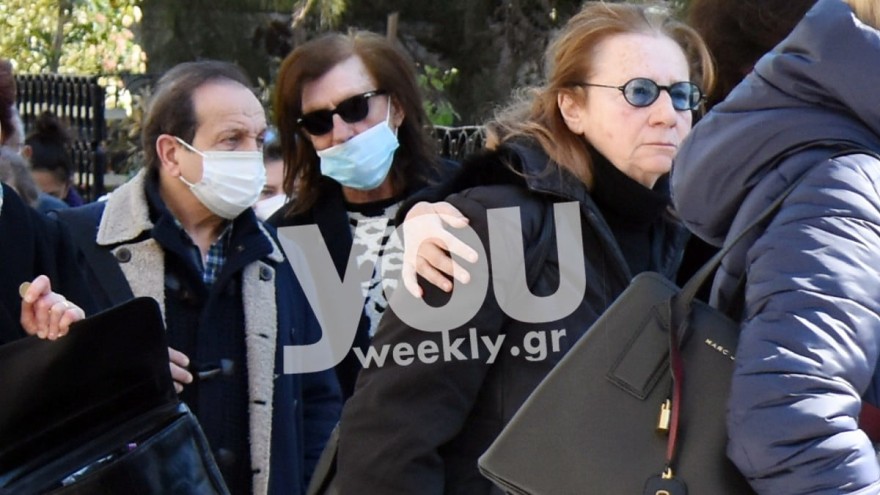 Οι φίλοι του Νίκου Αϊβαλή στην κηδεία του