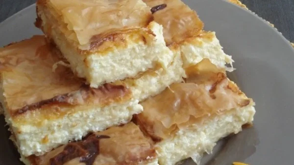 Μαγειρέψτε την πιο τραγανή αναποδογυριστή τυρόπιτα - Θα γλύφετε τα δάχτυλά σας