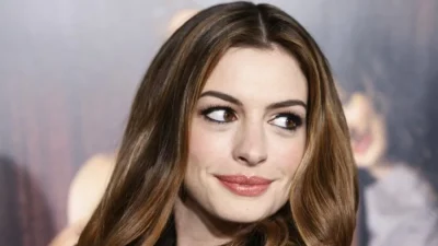 Με maxi εντυπωσιακό φόρεμα η εμφάνιση της Anne Hathaway που τράβηξε τα βλέμματα
