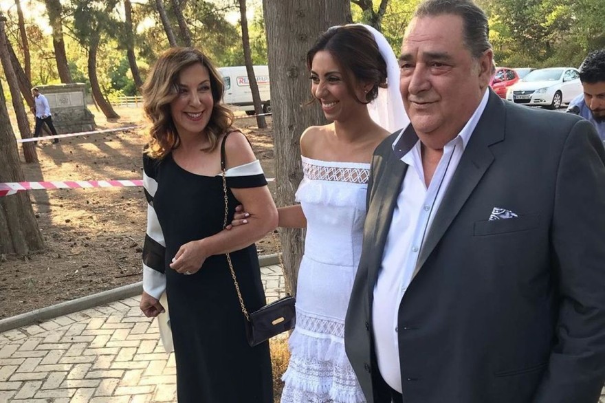 Βασίλης Καρράς σύζυγος