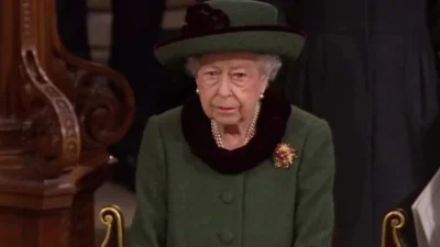 Υποβασταζόμενη η Βασίλισσα Ελισάβετ στο μνημόσυνο του πρίγκιπα Φιλίππου - Παρούσα όλη η βασιλική οικογένεια