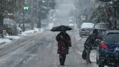 Χιονίζει στην Αττική! Κλείνουν δρόμοι - Ο καιρός σήμερα Πέμπτη 10/3
