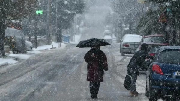 Χιονίζει στην Αττική! Κλείνουν δρόμοι - Ο καιρός σήμερα Πέμπτη 10/3