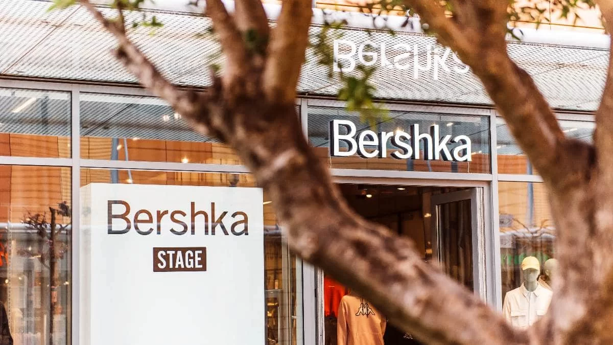 Ουρές στα ταμεία των Bershka για αυτό το φόρεμα - Βγαίνει σε 2 χρώματα και κοστίζει 22.99 ευρώ