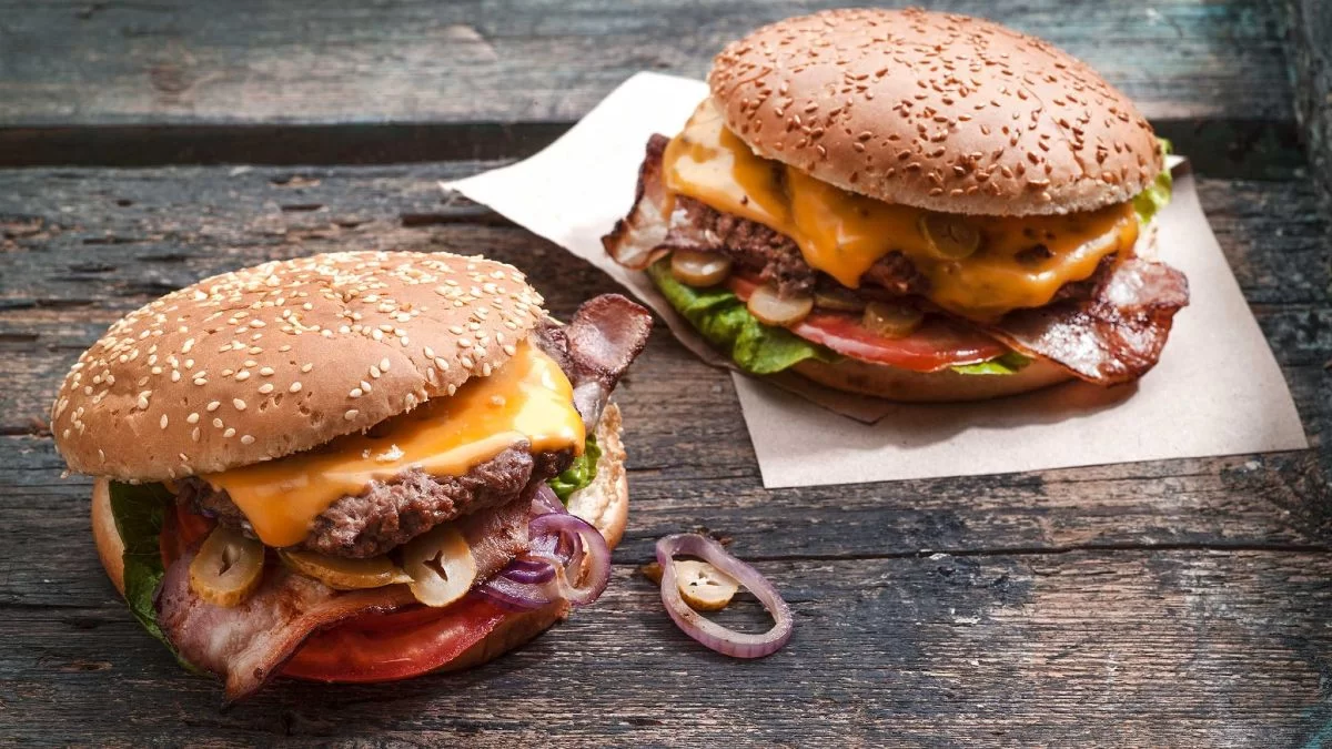 Ζουμερό burger σε 15 λεπτά - Με χοιρινό μπιφτέκι και ψημένο μπέικον