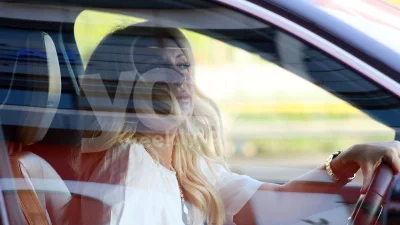 Για καφέ στην θάλασσα πρωί πρωί - Φωτογραφία της Ελένης Μενεγάκη να λιάζεται