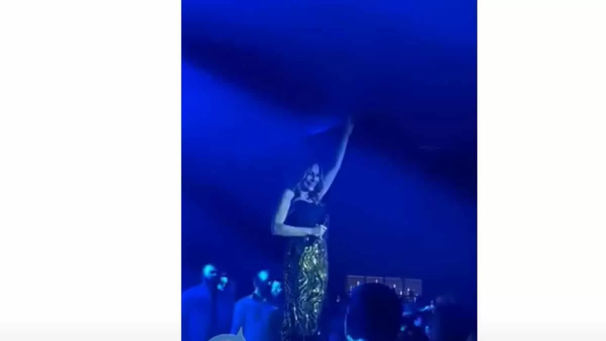 Την άρπαξε πάνω στη σκηνή και την φίλησε - Το νέο βίντεο με Μπισμπίκη και Βανδή που παίζει παντού