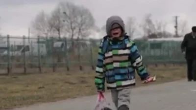 Πόλεμος Ουκρανία: "Τσακίζει" κόκαλα το σπαρακτικό κλάμα μικρού παιδιού που περπατά μόνο προς τα σύνορα
