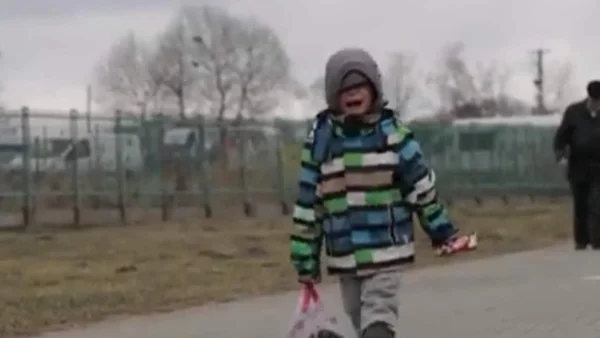 Πόλεμος Ουκρανία: "Τσακίζει" κόκαλα το σπαρακτικό κλάμα μικρού παιδιού που περπατά μόνο προς τα σύνορα