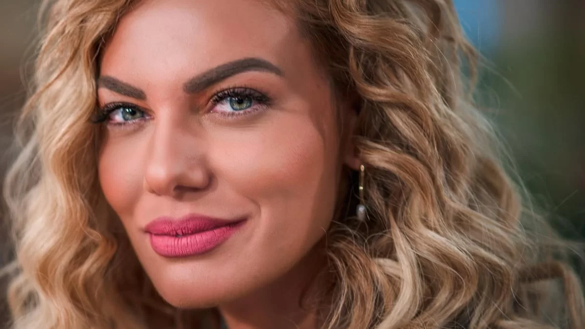 Insta poll: Πώς προτιμάτε την Ιωάννα Μαλεσκου, βαμμένη ή άβαφη;