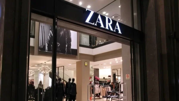 Zara: Δεν προλαβαίνουν να κόψουν αποδείξεις - Ξεπουλάει όσο κανένα το τοπ που βγαίνει σε 7 χρώματα