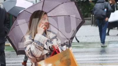 Αθηνά Οικονομάκου: Υπέρκομψη στη βροχερή Αθήνα με εντυπωσιακό καρό παλτό