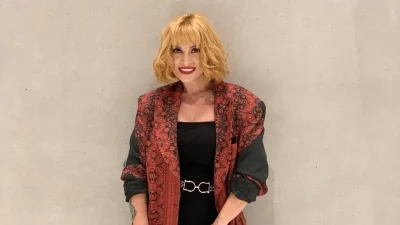 Λευκή κουζίνα και μπαλκόνι με θέα την Αθήνα: Το σπίτι της Ελεονώρας Ζουγανέλη και του Σπύρου Δημητρίου