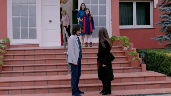 Elif: Ο Κερέμ διώχνει την Μελέκ με τις κλωτσιές - Της παίρνουν μακριά την Ελίφ