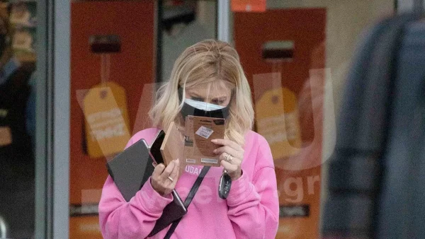 Πανζουρλισμός στην Γλυφάδα με το σετ φόρμας της Φαίης Σκορδά - Βρες παρόμοιο στα Bershka με 46 ευρώ