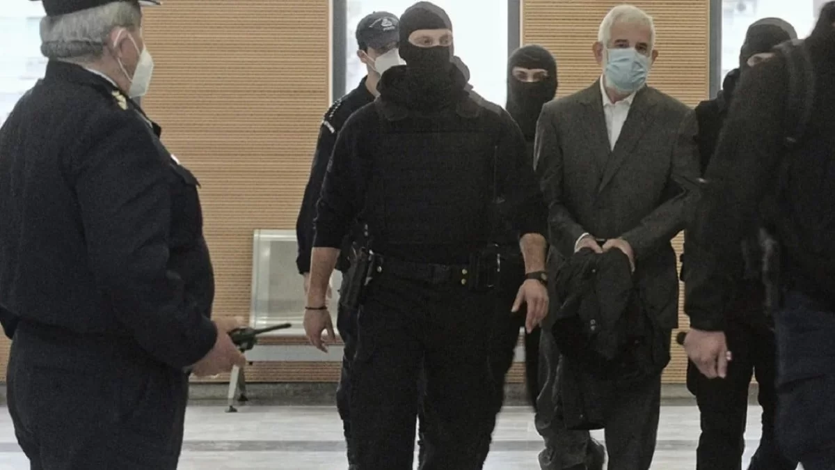 Δίκη Φιλιππίδη: Αυτοί καθόντουσαν δίπλα του - Πώς ήταν η διάταξη στην αίθουσα του δικαστηρίου