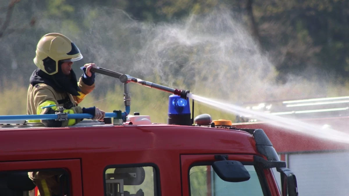 Φωτιά στον ΟΔΔΥ στα Άνω Λιόσια - Κλειστή η έξοδος της Αττικής οδού