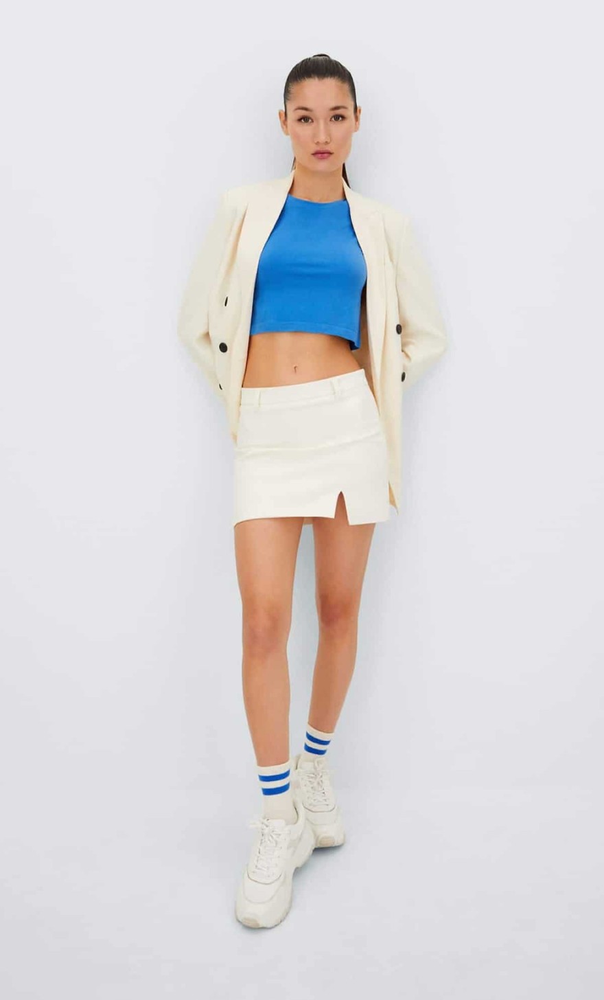 Η άσπρη φούστα από τα Stradivarius