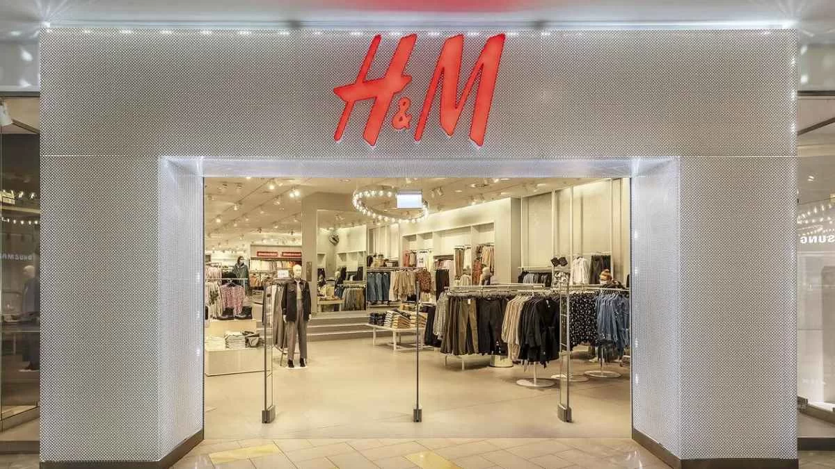 Κάνει πάταγο το mom jean από τα H&M - Βγαίνει σε έξι χρώματα