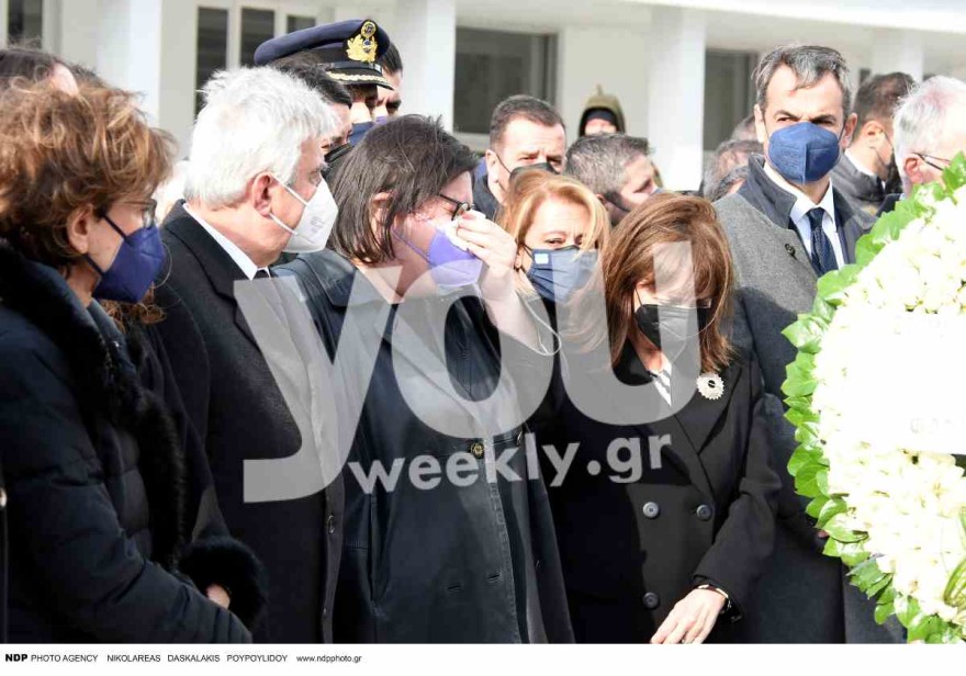 Συντετριμμένη στο τελευταίο "αντίο" η μονάκριβη κόρη της Μαριέττας Γιαννάκου - Αποκλειστικές φωτογραφίες