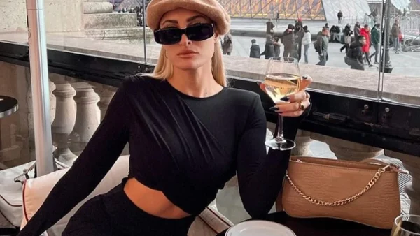 Μέσα σε μια λιμουζίνα όλο χλιδή - Το νέο βίντεο της Ιωάννα Τούνη από το Ντουμπάι