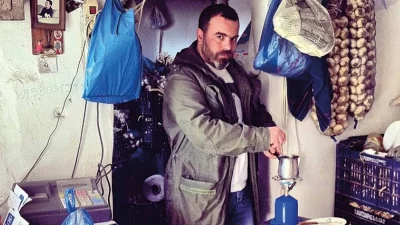 Με ξύλινα στοιχεία και inox επιφάνειες - Η πιο boho κουζίνα είναι του Βασίλη Καλλίδη