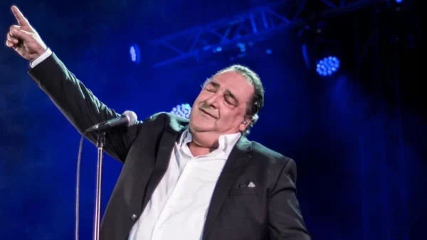 Κυκλοφόρησε φωτογραφία του Βασίλη Καρρά από το νοσοκομείο