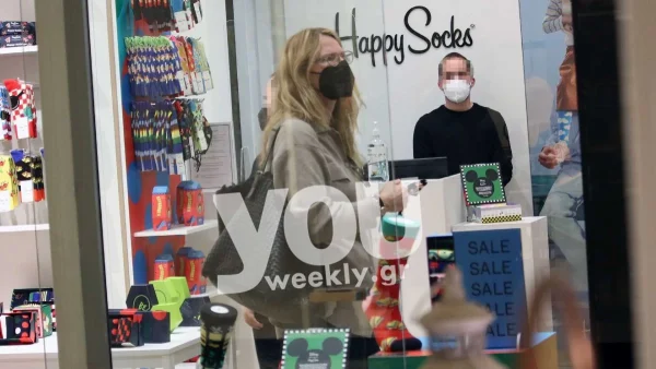 Με μπλε τζιν και χωρίς μακιγιάζ σε γνωστό κατάστημα - Η σπάνια έξοδος της Έλενας Κατραβά