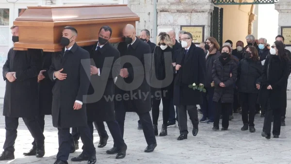 Κηδεία Κοντομηνά: Μαυροφορούσα και υποβασταζόμενη η αδερφή του πάνω από το φέρετρο