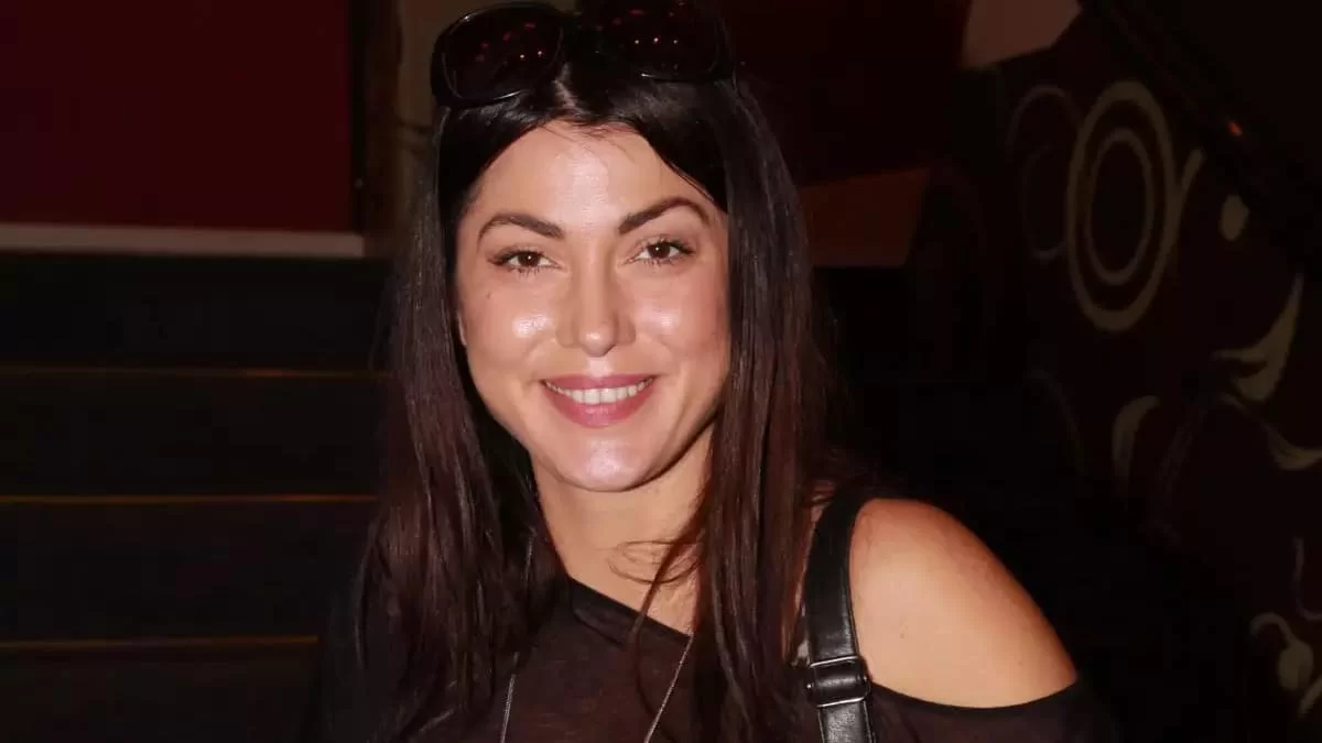 "Τόσο μικροί είστε..." - Έξαλλη η Κλέλια Ρένεση με τα σχόλια που δέχεται η Νατάσα Μποφίλιου