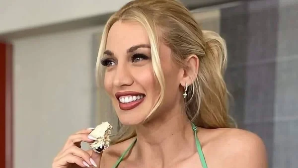 Ξανθιά γαλανομάτα - Αυτή είναι η καλλονή αδερφή της Κωνσταντίνας Σπυροπούλου