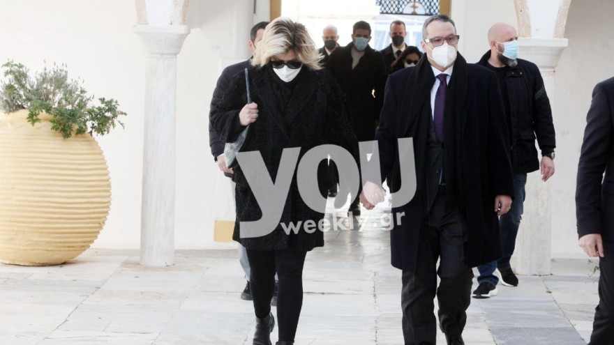 Η Μαρία Κοντομηνά στην εξόδιο ακολουθία του πατέρα της