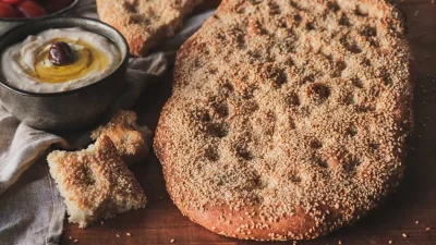 Καθαρά Δευτέρα: Εύκολη λαγάνα με λίγα υλικά - Δεν χρειάζεστε την χρήση του μίξερ