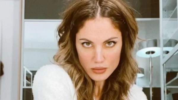 Μαίρη Συνατσάκη: Δημοσίευσε μια σπάνια φωτογραφία από την παιδική της ηλικία με την δίδυμη αδερφή της