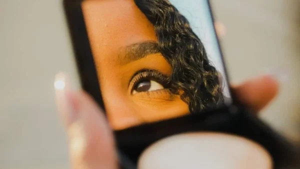 4+1 λάθη που κάνουν οι περισσότερες γυναίκες όταν βάφονται - Πώς θα τα αποφύγετε